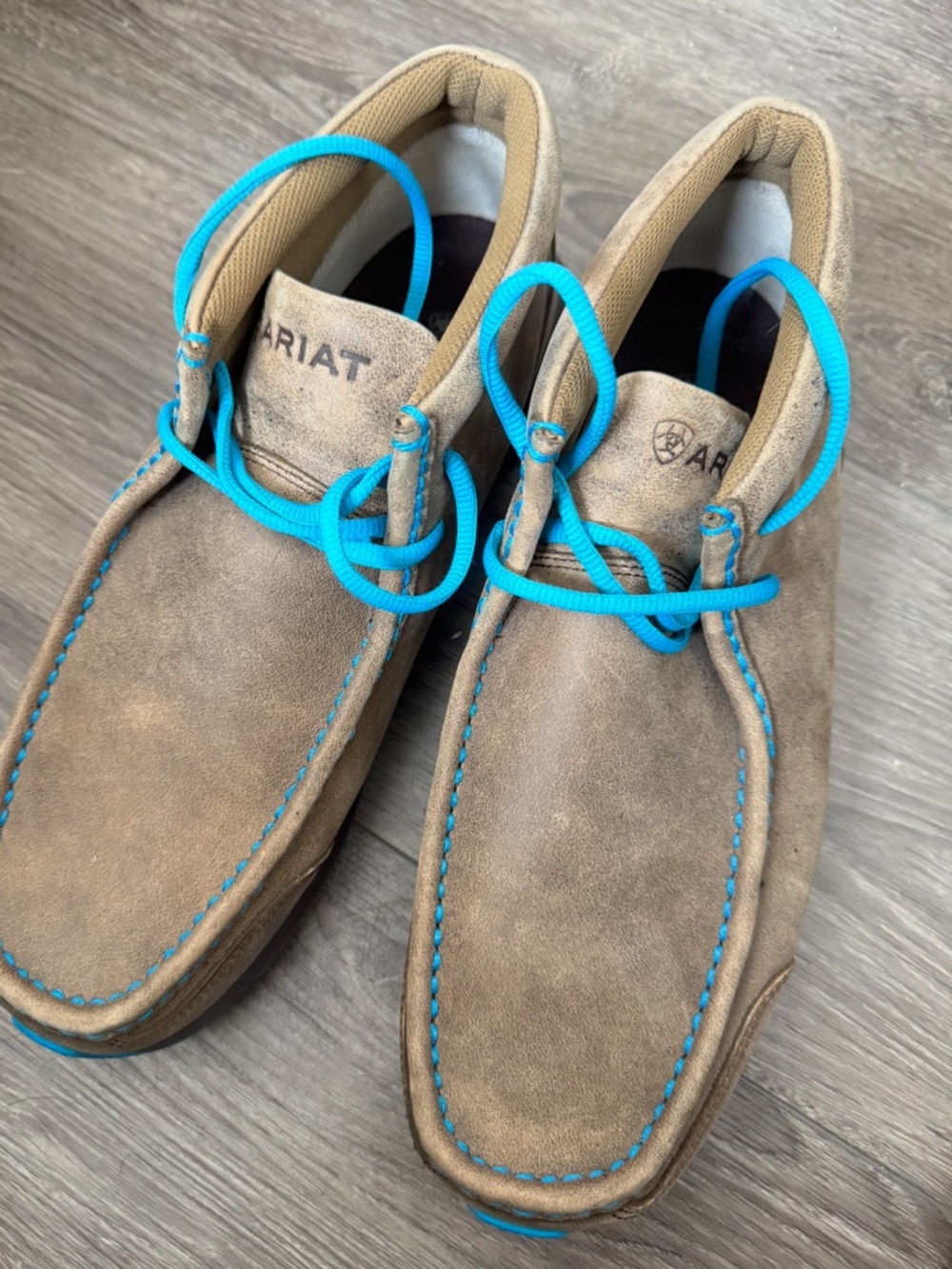 Ariat Spitfire Men's Tan Suede Chukka Boots with Bright Turquoise Laces